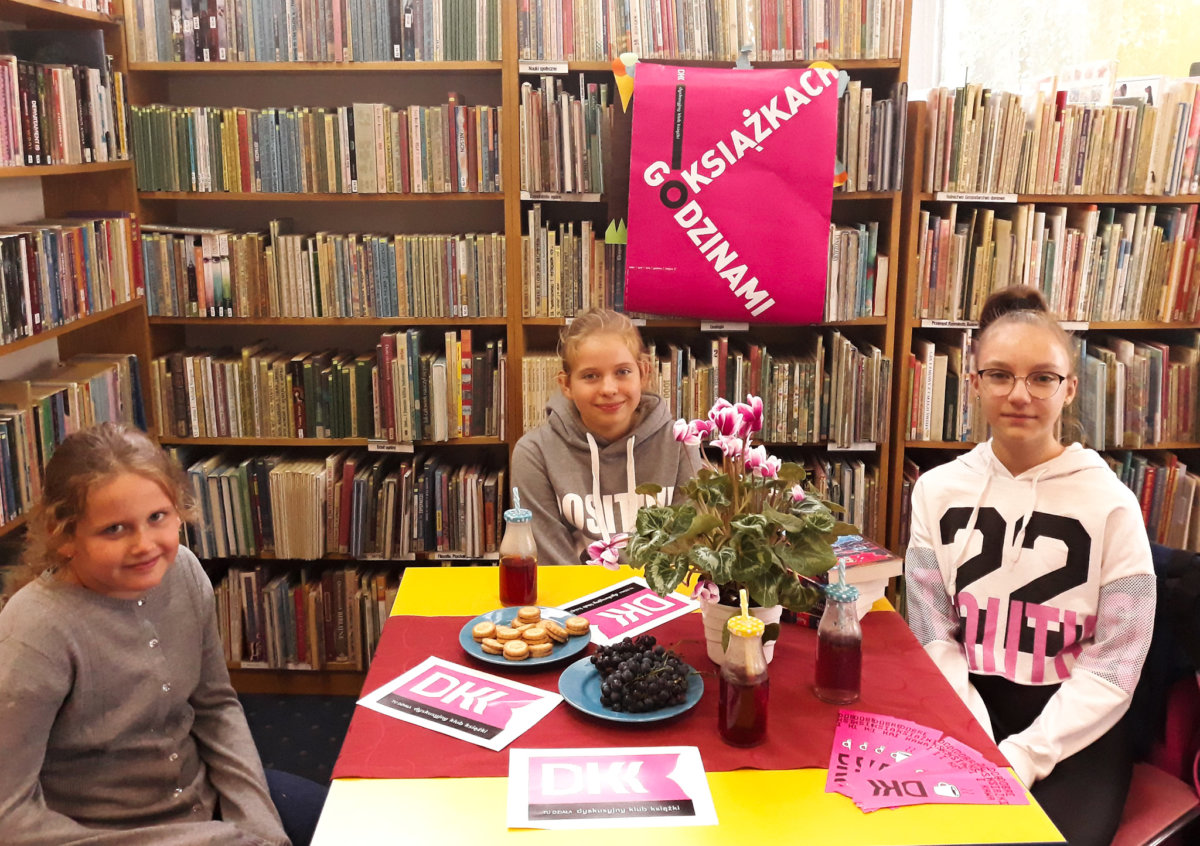 W poniedziałkowe popołudnie 17 września w Filii nr 14 odbyło się pierwsze w tym roku szkolnym spotkanie Dyskusyjnego Klubu Książki dla młodzieży.