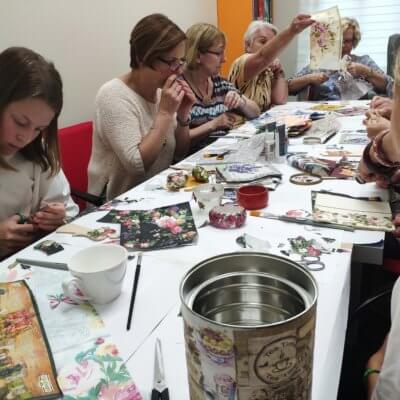 2 września 2019 r. , w pierwszy dzień po wakacjach, w Filii nr 2 odbyły się zajęcia z decoupage, które poprowadziła Michalina Januszkiewicz, pasjonatka malarstwa, ceramiki i wielbicielka książek.