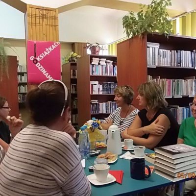 W czwartkowe popołudnie 5 września 2019 w Filii nr 8 w ramach spotkań DKK omawialiśmy powieść polskiej pisarki , Ilony Gołębiewskiej „Teatr pod Białym Latawcem".