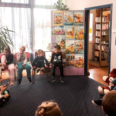 W dniu 25/10/2019 r. Bibliotekę Koszałka Opałka odwiedziły Sówki z Przedszkola Miejskiego nr 29. Grupa dowiedziała się, kim jest bibliotekarka i czym na co dzień się ona zajmuje. Dzieci zapoznały się także z rolą biblioteki i tym, co ciekawego można w niej robić.