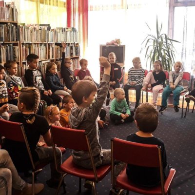 W dniu 25/10/2019 r. Bibliotekę Koszałka Opałka odwiedziły Sówki z Przedszkola Miejskiego nr 29. Grupa dowiedziała się, kim jest bibliotekarka i czym na co dzień się ona zajmuje. Dzieci zapoznały się także z rolą biblioteki i tym, co ciekawego można w niej robić.