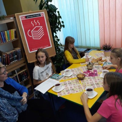 23 września 2019 r. odbyło się w naszej bibliotece pierwsze po wakacjach spotkanie młodzieżowego Dyskusyjnego Klubu Książki, na którym rozmawialiśmy o książce „Gloria, wakacje i ja” Magdaleny Zarębskiej.