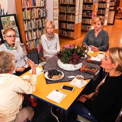 26 września 2019 roku w Filii nr 14 miało miejsce spotkanie Dyskusyjnego Klubu Książki dla dorosłych. Tym razem klubowiczki wzięły pod lupę pozycję pt.: Dziewczyna na klifie Lucindy Riley - autorki kilkunastu międzynarodowych bestsellerów.