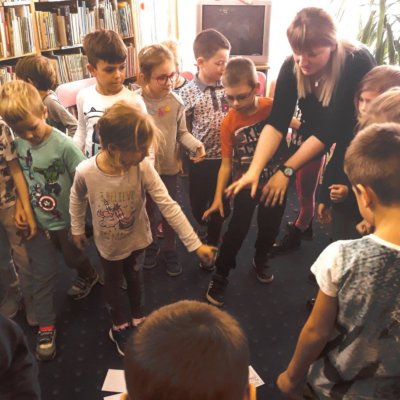 Dnia 15 października 2019 roku Bibliotekę Koszałka Opałka odwiedziła grupa Tygrysków Odważnych z Przedszkola Miejskiego nr 23. Przedszkolaki wzięły udział w zajęciach zorganizowanych z okazji Światowego Dnia Poczty i Znaczka Pocztowego (09/10/2019).