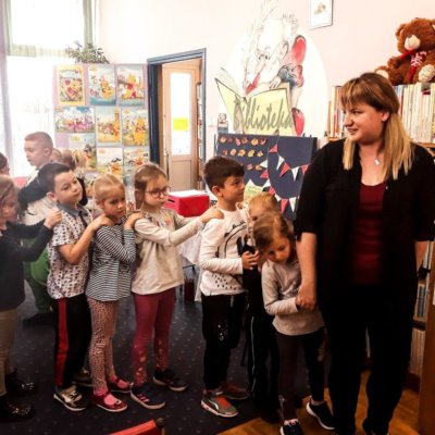 Dnia 15 października 2019 roku Bibliotekę Koszałka Opałka odwiedziła grupa Tygrysków Odważnych z Przedszkola Miejskiego nr 23. Przedszkolaki wzięły udział w zajęciach zorganizowanych z okazji Światowego Dnia Poczty i Znaczka Pocztowego (09/10/2019).