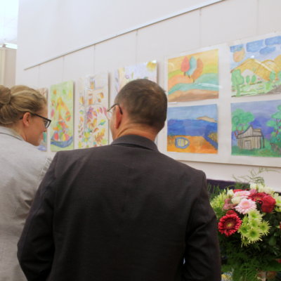 W dniu 16 października 2019r. w Ośrodku Integracji i Aktywności uroczyście otworzyliśmy wystawę dzieł plastycznych mieszkańców Domu Pomocy Społecznej Nr 2 w Gorzowie Wielkopolskim.