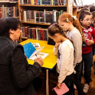 Renata Piątkowska, pisarka, autorka książek dla dzieci i młodzieży, laureatka wielu nagród literackich, była gościem w Bibliotece Koszałka Opałka, gdzie 9 października 2019 r. odbyło się spotkanie autorskie zorganizowane w ramach programu Dyskusyjne Kluby Książki.