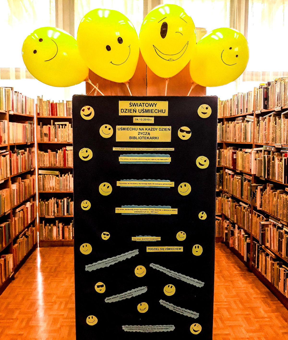 W pierwszy piątek października obchodziliśmy Światowy Dzień Uśmiechu. Niestety w tym dniu biblioteka była zamknięta, dlatego postanowiłyśmy wynagrodzić naszym czytelnikom tę niedogodność i w poniedziałek (07/10/2019 r.) zorganizowałyśmy dla nich niewielką akcję biblioteczną. Odwiedzający Filię nr 14 mogli zapoznać się z ciekawostkami dotyczącymi uśmiechania się oraz przeczytać optymistycznie brzmiące cytaty. Czytelnicy mieli także możliwość zabrania ze sobą "uśmiechu na wynos".
