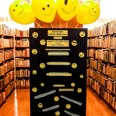 W pierwszy piątek października obchodziliśmy Światowy Dzień Uśmiechu. Niestety w tym dniu biblioteka była zamknięta, dlatego postanowiłyśmy wynagrodzić naszym czytelnikom tę niedogodność i w poniedziałek (07/10/2019 r.) zorganizowałyśmy dla nich niewielką akcję biblioteczną. Odwiedzający Filię nr 14 mogli zapoznać się z ciekawostkami dotyczącymi uśmiechania się oraz przeczytać optymistycznie brzmiące cytaty. Czytelnicy mieli także możliwość zabrania ze sobą "uśmiechu na wynos".
