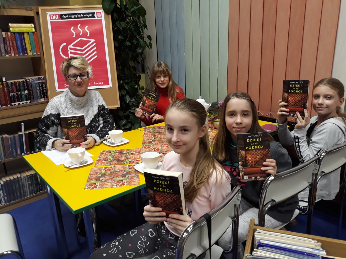 18 listopada 2019 r. w Filii nr 1 spotkały się kolejny raz w tym roku czytelniczki młodzieżowego Dyskusyjnego Klubu Książki.