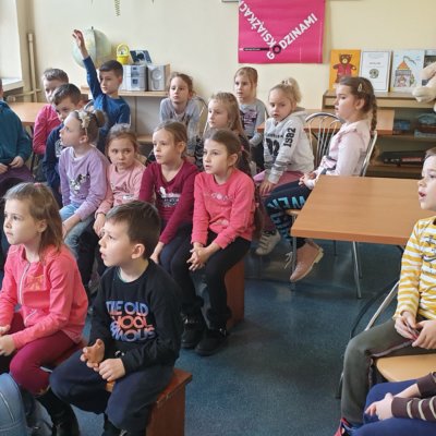 Dnia 29 listopada grupa sześciolatków z Przedszkola Miejskiego nr 32 w Gorzowie Wlkp. odwiedziła Filię nr 10. Tematem głównym spotkania był Dzień Pluszowego Misia. Przypomnieliśmy dzielnego Misia Wojtka, którego historia była inspiracją i pomysłem do zainicjowania tego dnia.