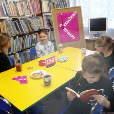 15 listopada 2019r.w Filii nr 11 odbyło się ostatnie w tym roku spotkanie Dyskusyjnego Klubu Książki dla dzieci. Klubowicze rozmawiali na temat książki Chrisy Higgins „Kłopoty za rogiem”.