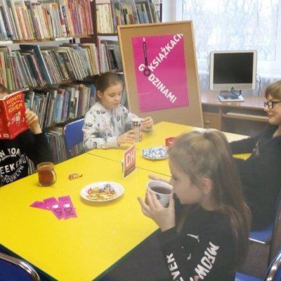 15 listopada 2019r.w Filii nr 11 odbyło się ostatnie w tym roku spotkanie Dyskusyjnego Klubu Książki dla dzieci. Klubowicze rozmawiali na temat książki Chrisy Higgins „Kłopoty za rogiem”.