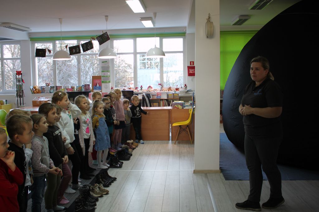 10 grudnia 2019 roku w oddziale dla dzieci słubickiej biblioteki odbyły się seanse w mobilnym Planetarium.