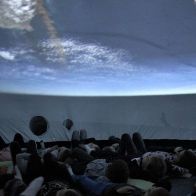 10 grudnia 2019 roku w oddziale dla dzieci słubickiej biblioteki odbyły się seanse w mobilnym Planetarium.