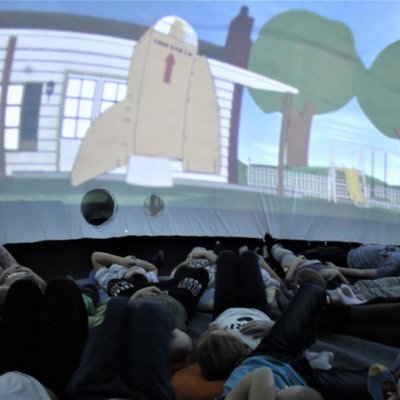 10 grudnia 2019 roku w oddziale dla dzieci słubickiej biblioteki odbyły się seanse w mobilnym Planetarium.