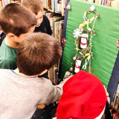 Trzynastego grudnia 2019 roku Bibliotekę Koszałka Opałka odwiedziła grupa IV z Przedszkola Miejskiego nr 23. Dzieci wzięły udział w zajęciach zorganizowanych z okazji zbliżających się Świąt Bożego Narodzenia.