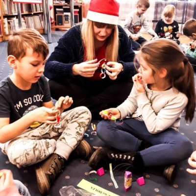 Trzynastego grudnia 2019 roku Bibliotekę Koszałka Opałka odwiedziła grupa IV z Przedszkola Miejskiego nr 23. Dzieci wzięły udział w zajęciach zorganizowanych z okazji zbliżających się Świąt Bożego Narodzenia.