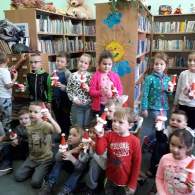 6 grudnia 2019 roku w Bibliotece Reksia odbyło się spotkanie ph. „Skąd się biorą Mikołaje”, na które zaproszone zostały przedszkolaki z Miejskiego Przedszkola Integracyjnego.