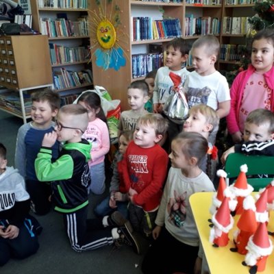 6 grudnia 2019 roku w Bibliotece Reksia odbyło się spotkanie ph. „Skąd się biorą Mikołaje”, na które zaproszone zostały przedszkolaki z Miejskiego Przedszkola Integracyjnego.