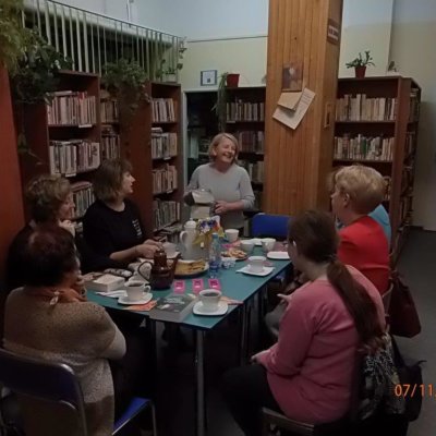 7 listopada 2019 roku , w pochmurne czwartkowe popołudnie, jak co miesiąc spotkaliśmy się w Filii nr 8 Wojewódzkiej i Miejskiej Biblioteki Publicznej r ramach działalności DKK.