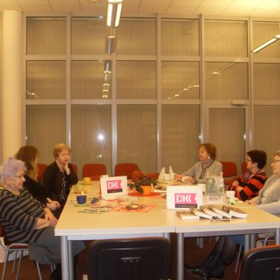 Pierwsze w nowym roku spotkanie Dyskusyjnego Klubu Książki przy Wypożyczalni Głównej odbyło się 21.01.2020 r. Mówiliśmy o książce Joanny Jax „Białe róże z Petersburga”.