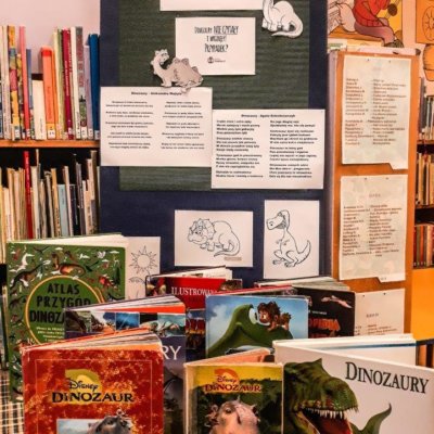 24 lutego 2020 roku Bibliotekę Koszałka Opałka odwiedziła grupa II z Przedszkola Miejskiego nr 23. Wizyta ta miała na celu sprawdzenie, w jakim stopniu najmłodsi znają świat dinozaurów.
