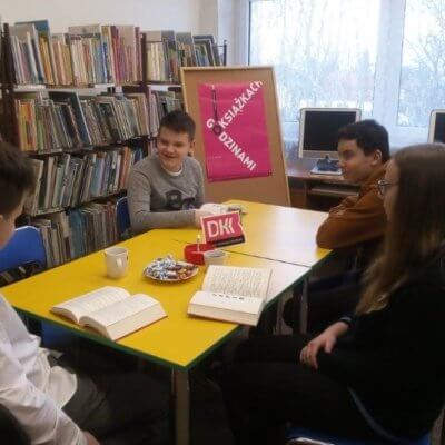 21 lutego 2020r. w Filii nr 11 odbyło się spotkanie Dyskusyjnego Klubu Książki dla młodzieży. Rozmawiano na temat książki Teri Terry „Księga kłamstw”