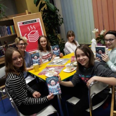 W poniedziałkowe popołudnie 20 stycznia 2020 r. odbyło się w Filii nr 1 pierwsze tegoroczne spotkanie Dyskusyjnego Klubu Książki dla młodzieży. Rozmawiałyśmy o powieści Heleny Duggan „Miasteczko Perfect”.