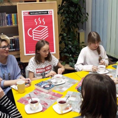 W poniedziałkowe popołudnie 20 stycznia 2020 r. odbyło się w Filii nr 1 pierwsze tegoroczne spotkanie Dyskusyjnego Klubu Książki dla młodzieży. Rozmawiałyśmy o powieści Heleny Duggan „Miasteczko Perfect”.