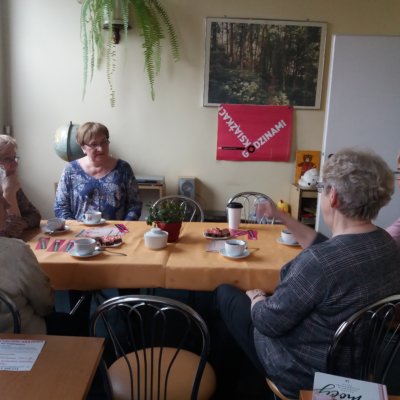 Uczestniczki Dyskusyjnego Klubu Książki spotkały się 18 lutego 2020r. w Filii nr 10 aby porozmawiać o książce Joanny Jax pt.: „Długa droga do domu”.
