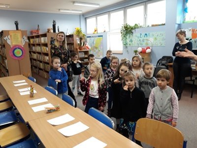 26.02.2020 roku Bibliotekę Ducha Bajducha Filia nr 4dz odwiedziły dzieci z Przedszkola Miejskiego uczestniczyły w lekcji bibliotecznej dotyczącej zawodu bibliotekarza.