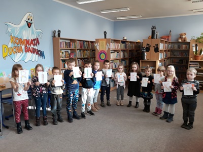 26.02.2020 roku Bibliotekę Ducha Bajducha Filia nr 4dz odwiedziły dzieci z Przedszkola Miejskiego uczestniczyły w lekcji bibliotecznej dotyczącej zawodu bibliotekarza.