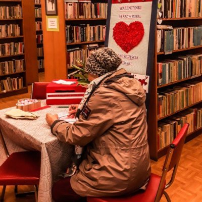 Czternastego lutego 2020 roku w Filii nr 14 na czytelników czekały nie lada atrakcje. Z okazji Święta Zakochanych na stoliku zagościły nie tylko świeże tulipany, ale także pojemnik z aforyzmami o miłości oraz tajemnicza czerwona skrzynka. W akcji wzięły udział osoby, które w ubiegły piątek przyszły do biblioteki.