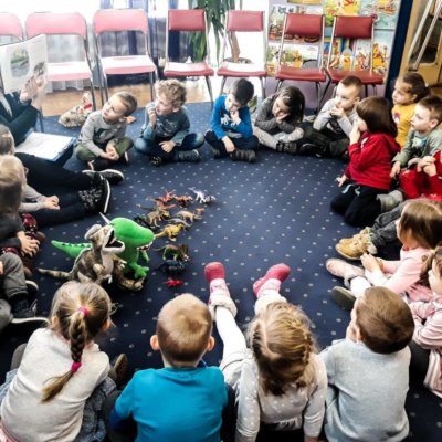 24 lutego 2020 roku Bibliotekę Koszałka Opałka odwiedziła grupa II z Przedszkola Miejskiego nr 23. Wizyta ta miała na celu sprawdzenie, w jakim stopniu najmłodsi znają świat dinozaurów.