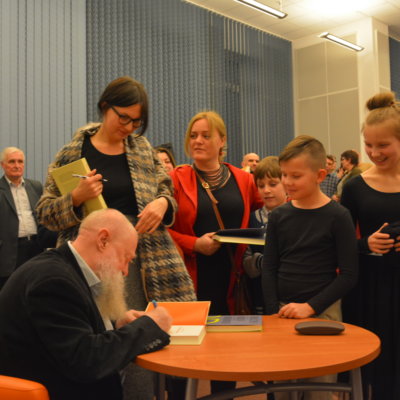 25 lutego 2020 roku gościem Biblioteki Herberta był prof. Jerzy Bralczyk - wybitny językoznawca, jeden z najpopularniejszych autorytetów w dziedzinie języka polskiego, specjalista w zakresie języka mediów, reklamy i polityki.