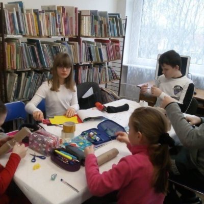 Szaleństwa i twórcze poszukiwania towarzyszyły uczestnikom podczas tegorocznych ferii pod hasłem: „Zimowo, bajkowo, kolorowo - Zimowe zabawy z Pippi” w Bibliotece Wróbelka Elemelka.