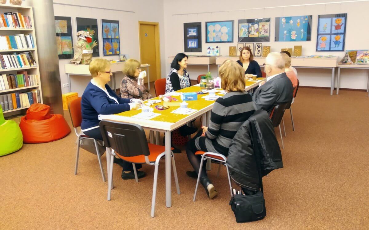 W Ośrodku Integracji i Aktywności 30 stycznia 2020 r. odbyło się spotkanie członków Dyskusyjnego Klubu Książki dla dorosłych, seniorów, słabowidzących i niewidomych. Dyskusja dotyczyła audiobooka „Środek lata” Małgorzaty Wardy.