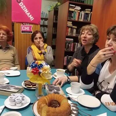 Dnia 13 lutego 2020 roku, w czwartkowy wieczór w Filii nr 8 w ramach comiesięcznych spotkań osób należących do naszej grupy DKK dyskutowaliśmy o książce austriackiej pisarki Judith W. Taschler „Powieść bez O".