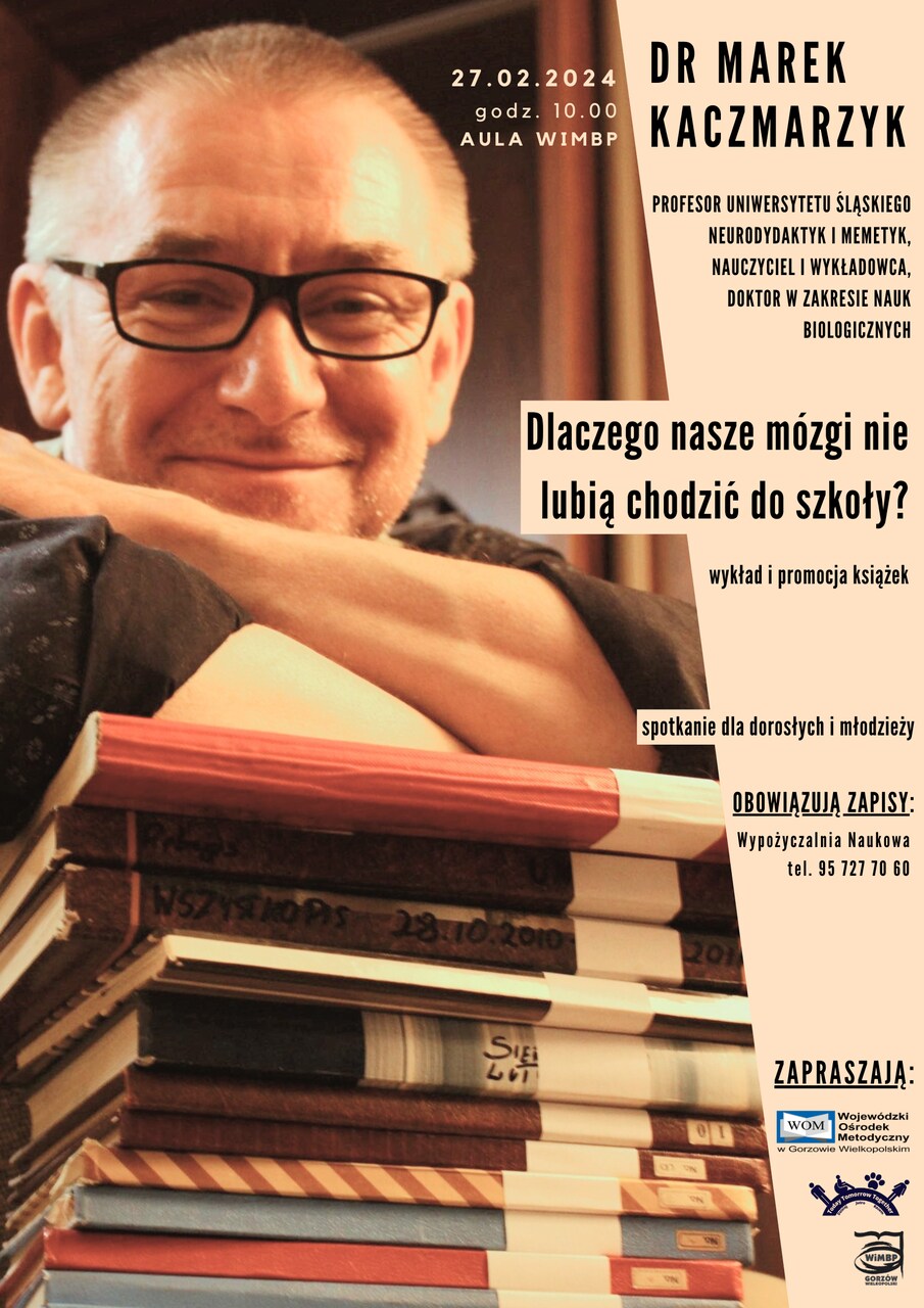Plakat prezentuje zdjęcie dra Marka Kaczmarzyka opartego o książki. Z prawej strony plakatu informacje o spotkaniu.