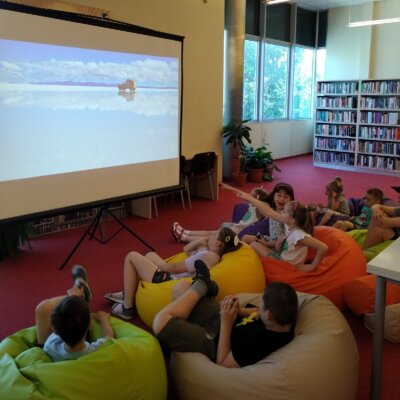 Grupa dzieci ogląda prezentację o podróżach