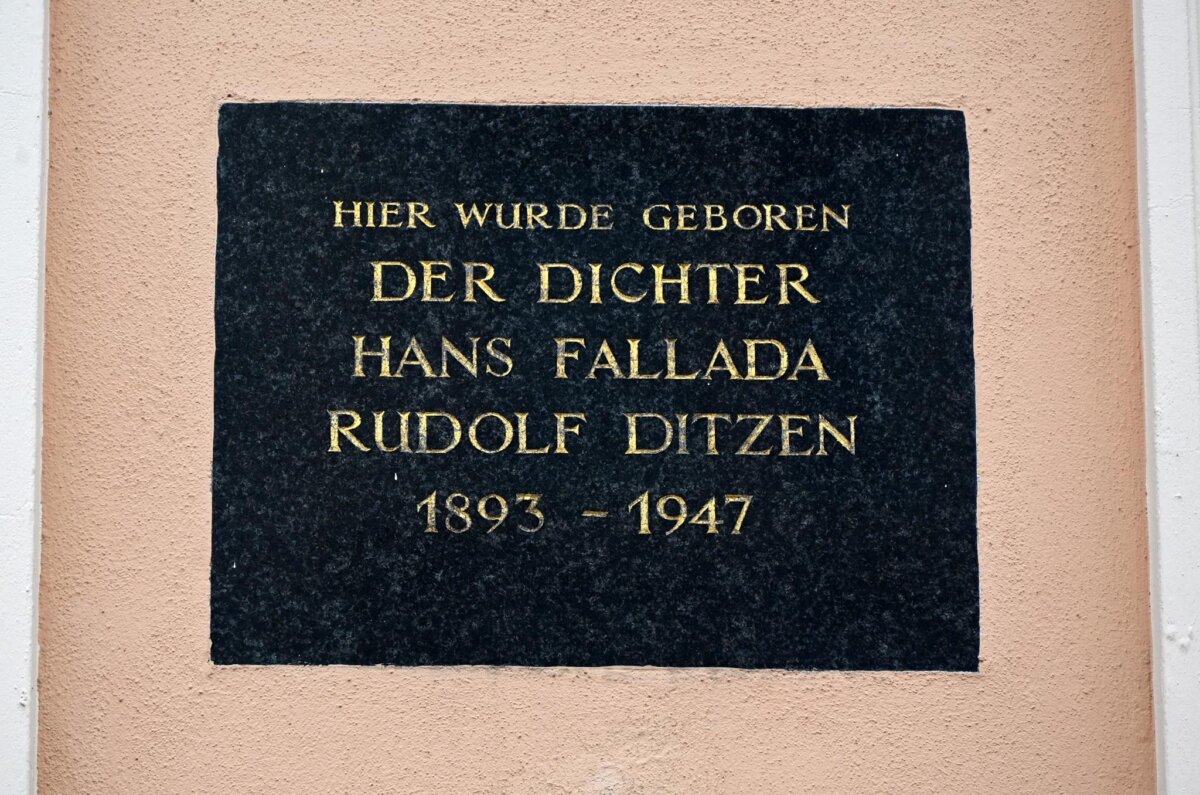 Tablica pamiątkowa na budynku, w którym urodził się Fallada