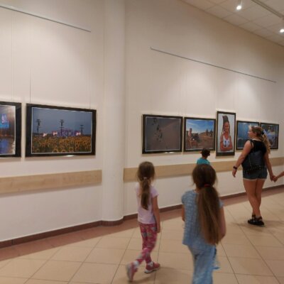 Dzieci oglądają wystawę zdjęć Bogdana Blocha. Kliknięcie powoduje powiększenie zdjęcia