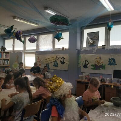 7. Dzieci siedzą przy stolikach i lepią z masy porcelanowej elementy morskie.. Kliknięcie powoduje powiększenie zdjęcia