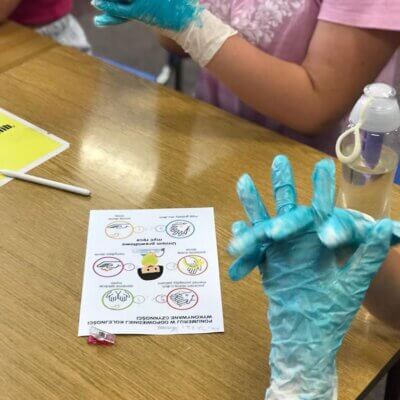 Dzieci prezentują efekt eksperymentu z farbą.