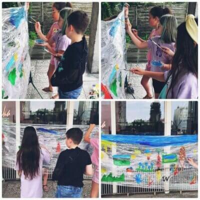 grupa dzieci malująca farbami po folii