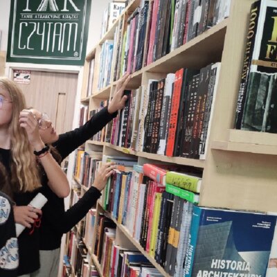 Dziewczynka szuka książki w księgarni „Tak Czytam”. Kliknięcie powoduje powiększenie zdjęcia.