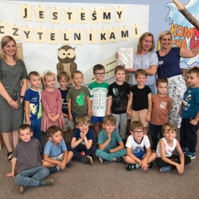 Zdjęcie grupowe – przedszkolaki wraz z wychowawczynią i paniami bibliotekarkami.