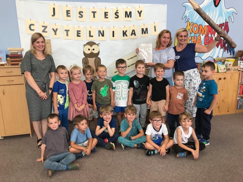 Zdjęcie grupowe – przedszkolaki wraz z wychowawczynią i paniami bibliotekarkami.