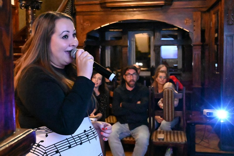 Anna Porowska prowadzi karaoke i śpiewa wybrany przez siebie utwór.